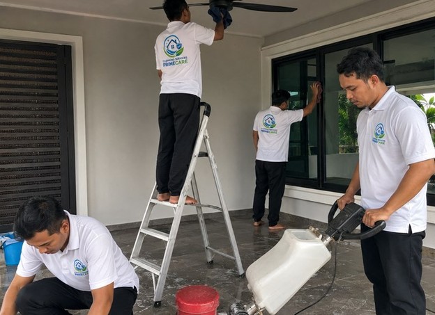 Deep cleaning service in Malaysia — Cleaning Services Primecare crew with extraction machine